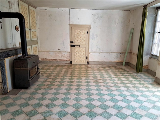 Partly 18th century property to be restored on 1725m2 enclosed by walls