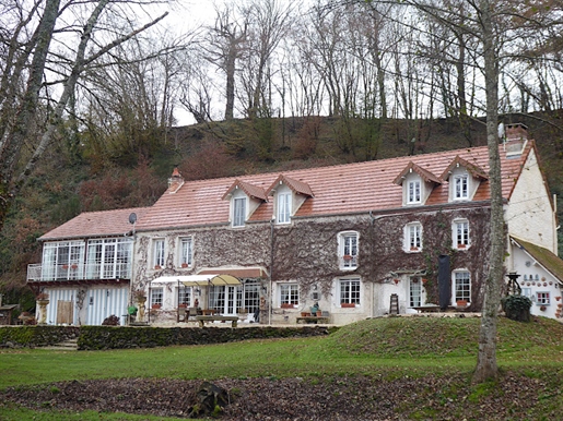 18Th century mill with outbuildings on 3ha 47a 28ca