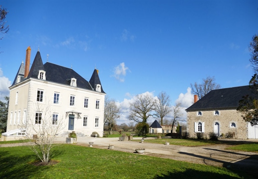 19Th century manor and its outbuildings in perfect condition