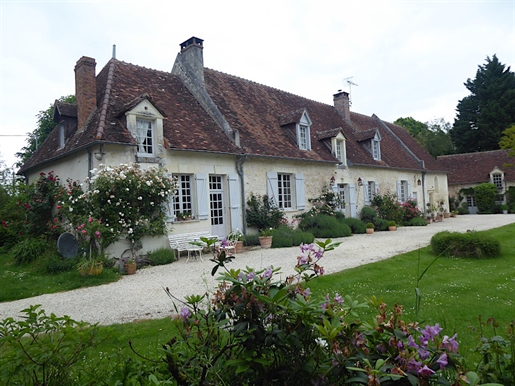 Manoir XVo avec dépendances et piscine sur 9ha 94a 99ca