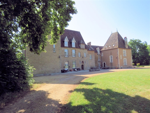 Château XVo, XVIo, XIXo avec dépendances sur environ 25ha