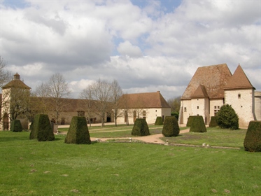 15Th century manor with outbuildings on 1.27ha
