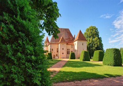 15Th century manor with outbuildings on 1.27ha