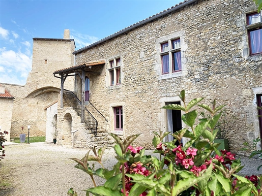 Château médiéval restauré en grande partie, classé Monument Historique sur 46A 94C