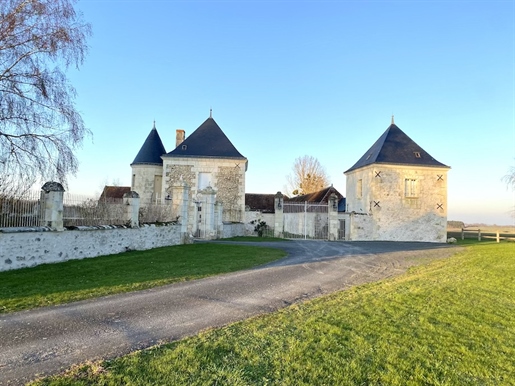 15Th century residence with park and numerous outbuildings