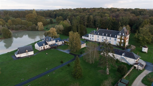 19Th century castle with outbuildings, swimming pool and pond on 29ha 75a 17ca