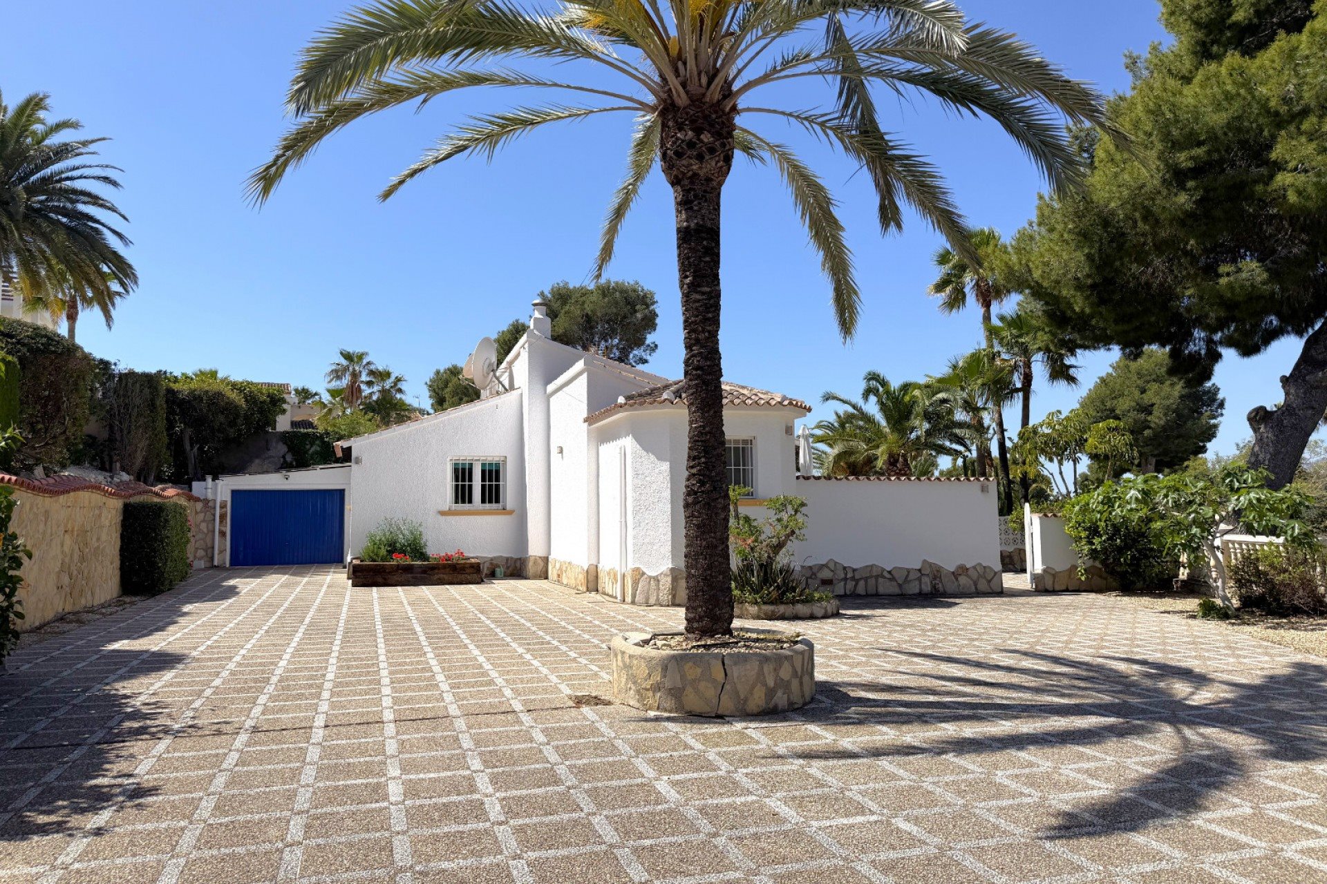  Ideally located within walking distance of the golf course in San Jaime.  Villa on 1 level 3 bed 2 
