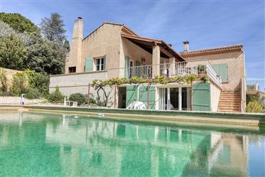 Magnificent family villa on the outskirts of the village 