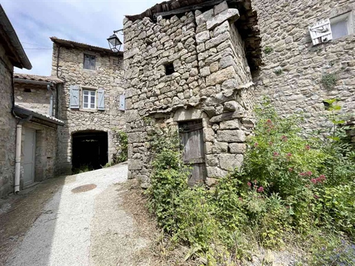 Une maison de village de 108,27 m2 entièrement à rénover avec une grange et une petite dépendance, t