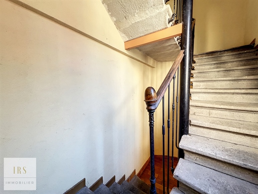 An apartment of 86.10 m2 located on the first floor with a balcony and a cellar.