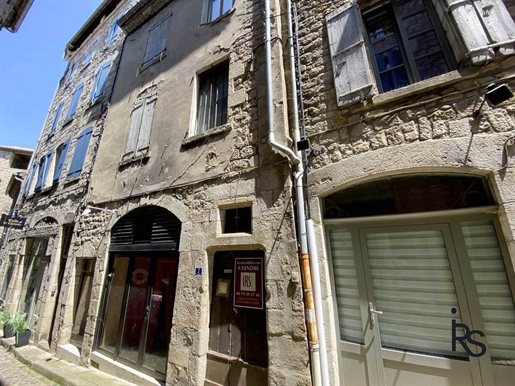 An old building to be completely renovated including a commercial premises of 104.33 m2 and 185 m2 