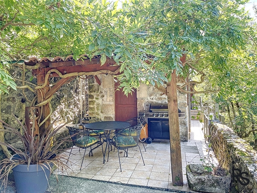 A charming stone house of 61 m2 hab. With 4334 m2 of land, a swimming pool and a riverside