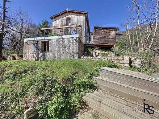 Une maison en pierre et bois de 123 m2 avec 1265 m2 de jardin et une vue splendide sur la vallée.