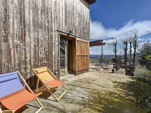 Une maison en pierre et bois de 123 m2 avec 1265 m2 de jardin et une vue splendide sur la vallée.
