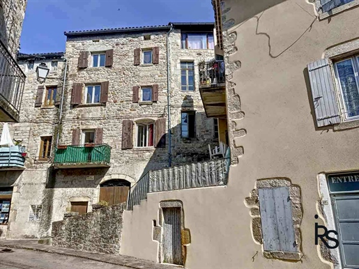 Largentière: een licht stenen dorpshuis van 78 m2 op 3 niveaus met balkon.