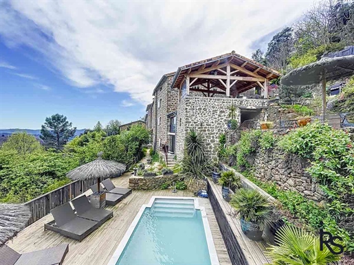 An exceptional renovated residence of 410 m2 with swimming pool, 172 ha of land.