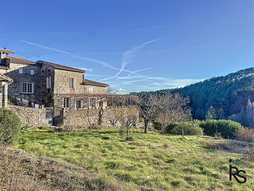 A rural residence in 4 dwellings with 6.34 ha of land and two springs.