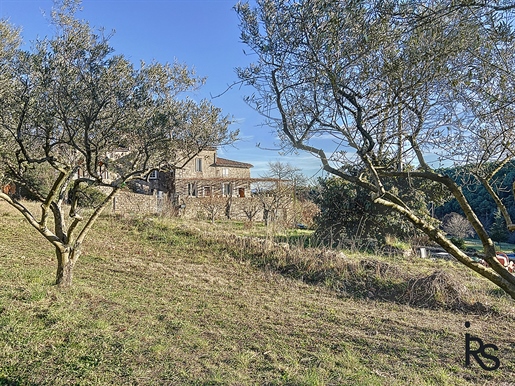 A rural residence in 4 dwellings with 6.34 ha of land and two springs.