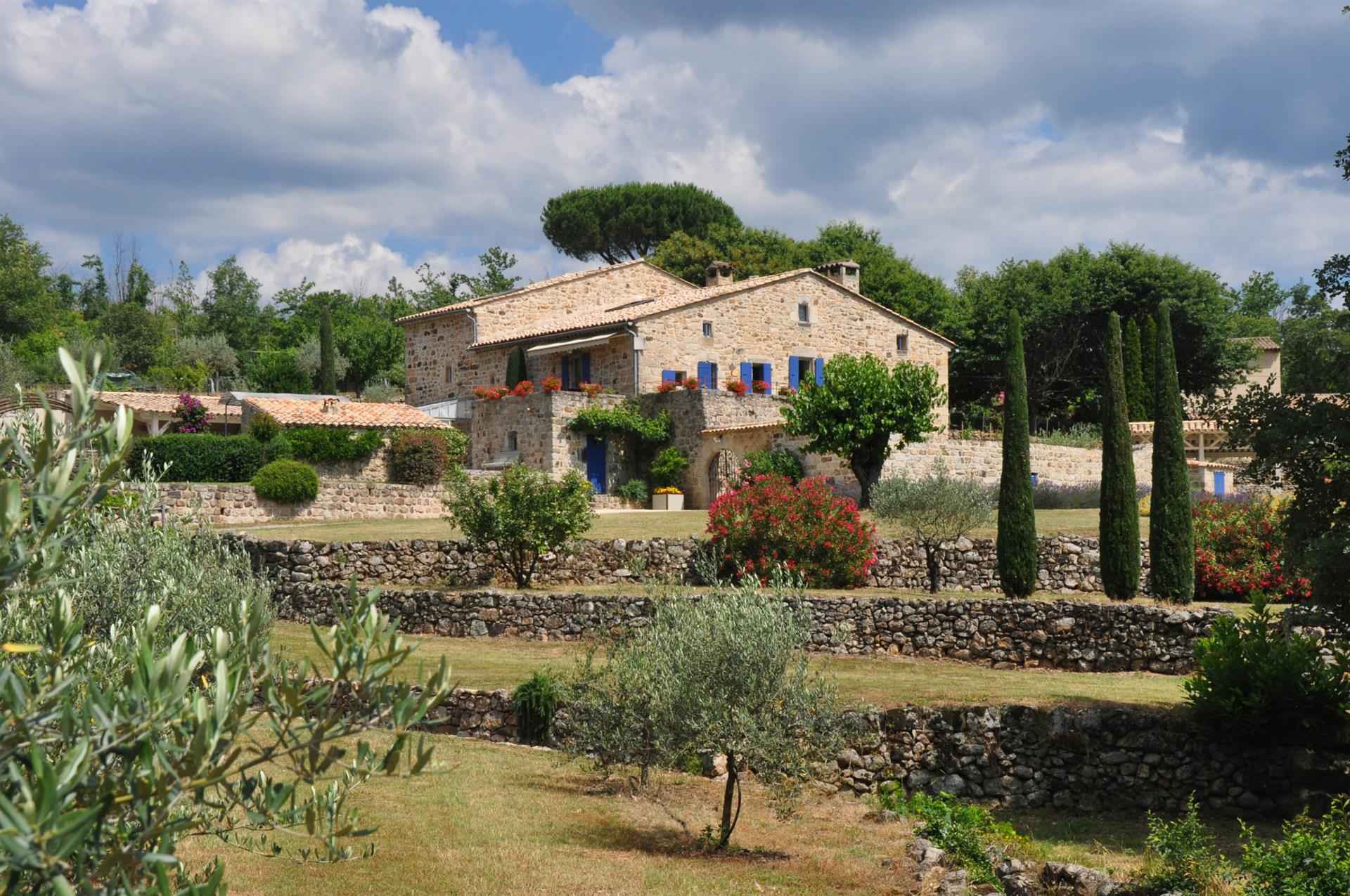 An exceptional renovated farmhouse of 196 m2 with 1.6 ha of land and a swimming pool with pool hous