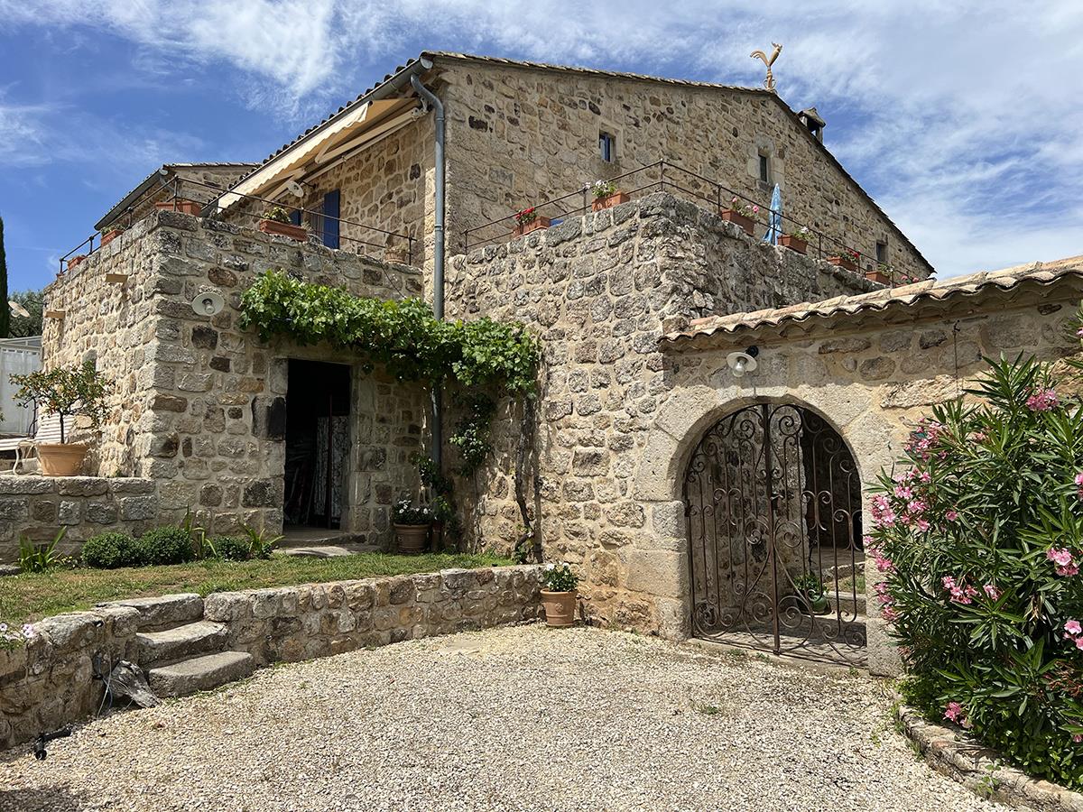 An exceptional renovated farmhouse of 196 m2 with 1.6 ha of land and a swimming pool with pool hous