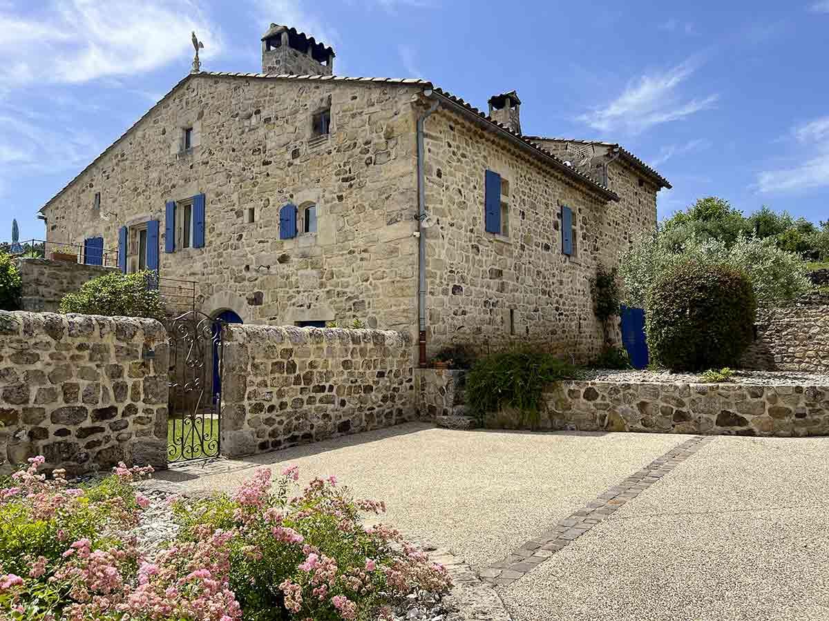 An exceptional renovated farmhouse of 196 m2 with 1.6 ha of land and a swimming pool with pool hous