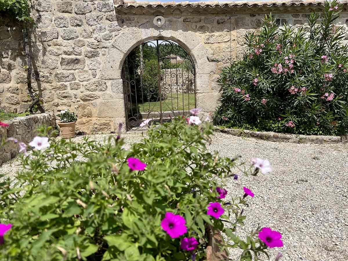 An exceptional renovated farmhouse of 196 m2 with 1.6 ha of land and a swimming pool with pool hous