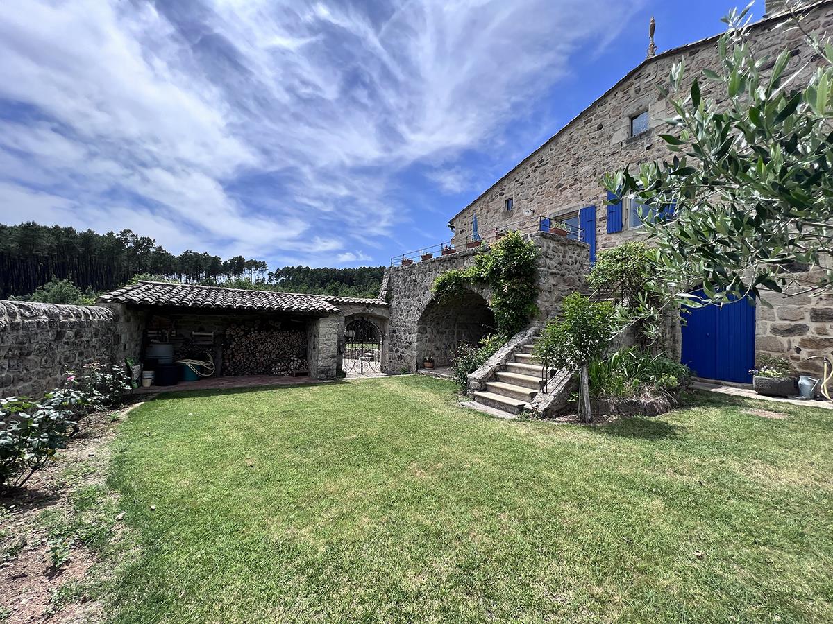 An exceptional renovated farmhouse of 196 m2 with 1.6 ha of land and a swimming pool with pool hous