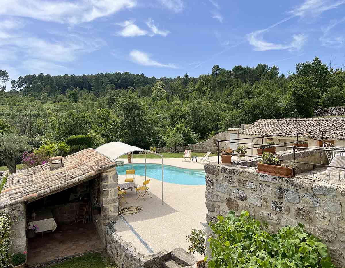 An exceptional renovated farmhouse of 196 m2 with 1.6 ha of land and a swimming pool with pool hous