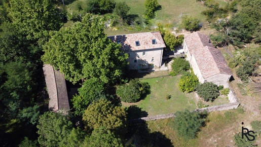Renovated mansion of 333 m2, with outbuildings of 144 m2 and 109 m2, a swimming pool and 1.33 ha of
