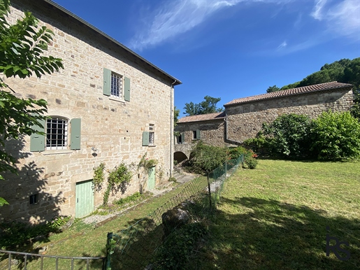 Renovated mansion of 333 m2, with outbuildings of 144 m2 and 109 m2, a swimming pool and 1.33 ha of