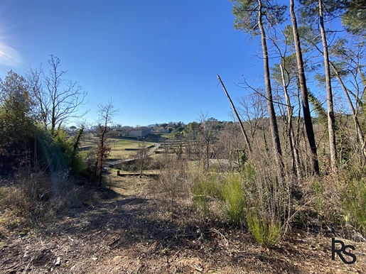 Building plot of 2826 m2 including 2250 m2 constructible, partly wooded with a dominant view south-