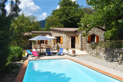 A set of two local stone houses of 77 m2 and 33 m2 with swimming pool and 1765 m2 of garden.