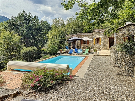 A set of two local stone houses of 77 m2 and 33 m2 with swimming pool and 1765 m2 of garden.