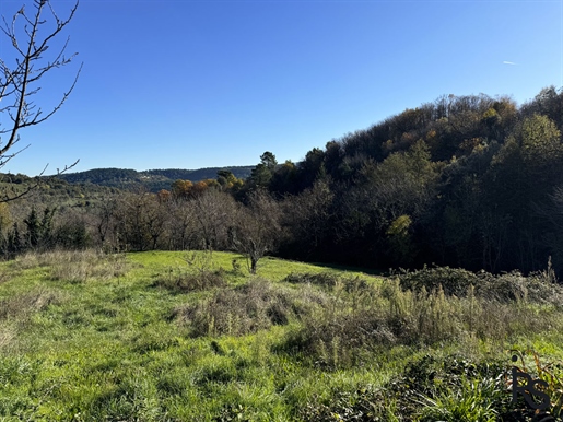 A stone hamlet house of 124 m2 of living space, to finish renovating with 2652 m2 of land.
