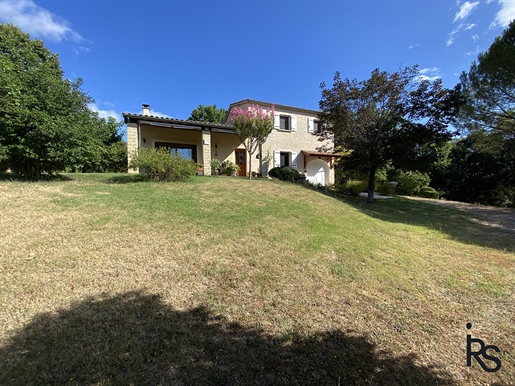 A villa of 121 m2 with 1.17 ha of land up to the edge of the stream and a swimming pool.