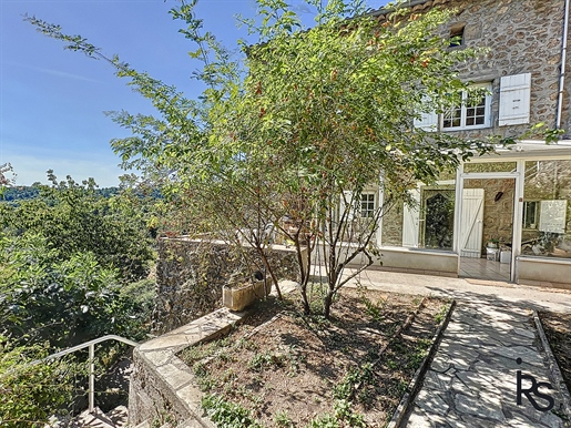 In a small hamlet, a stone house of 105 m2 on a plot of 2324 m2