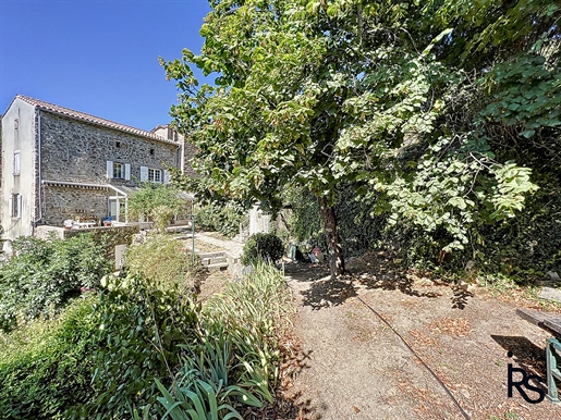 In a small hamlet, a stone house of 105 m2 on a plot of 2324 m2