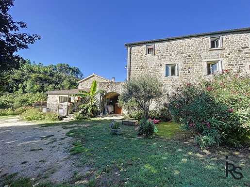 In a hamlet, a set of two houses and 3822 m2 of land with a swimming pool and a beautiful view.