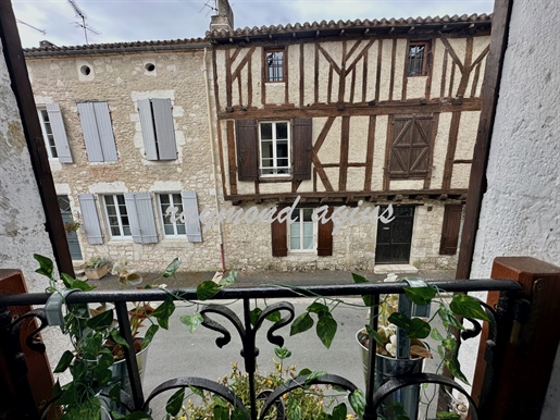 Une Belle Maison De Ville Au Cœur De La Bastide D'eymet.