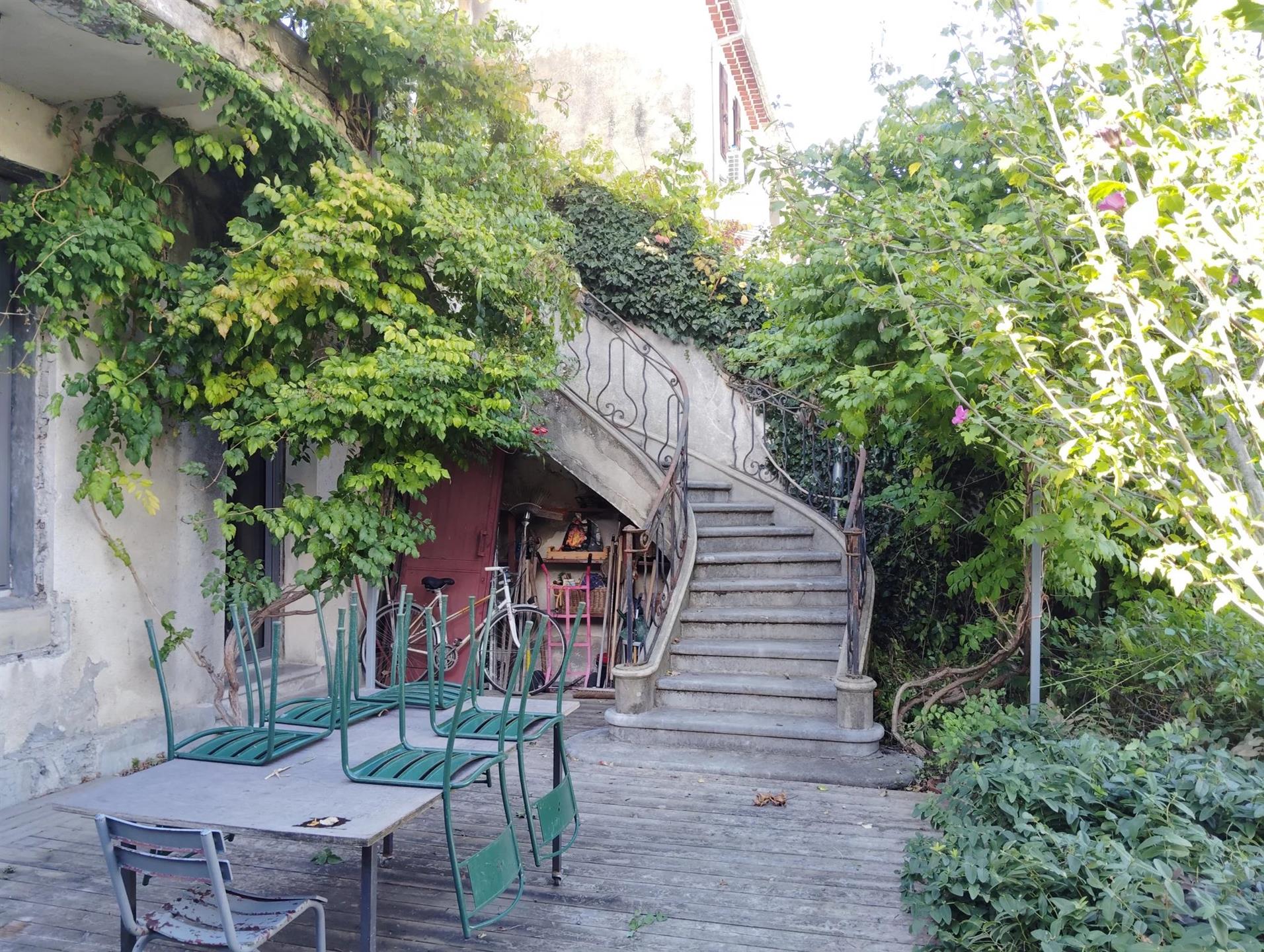 Maison multi espaces avec jardin