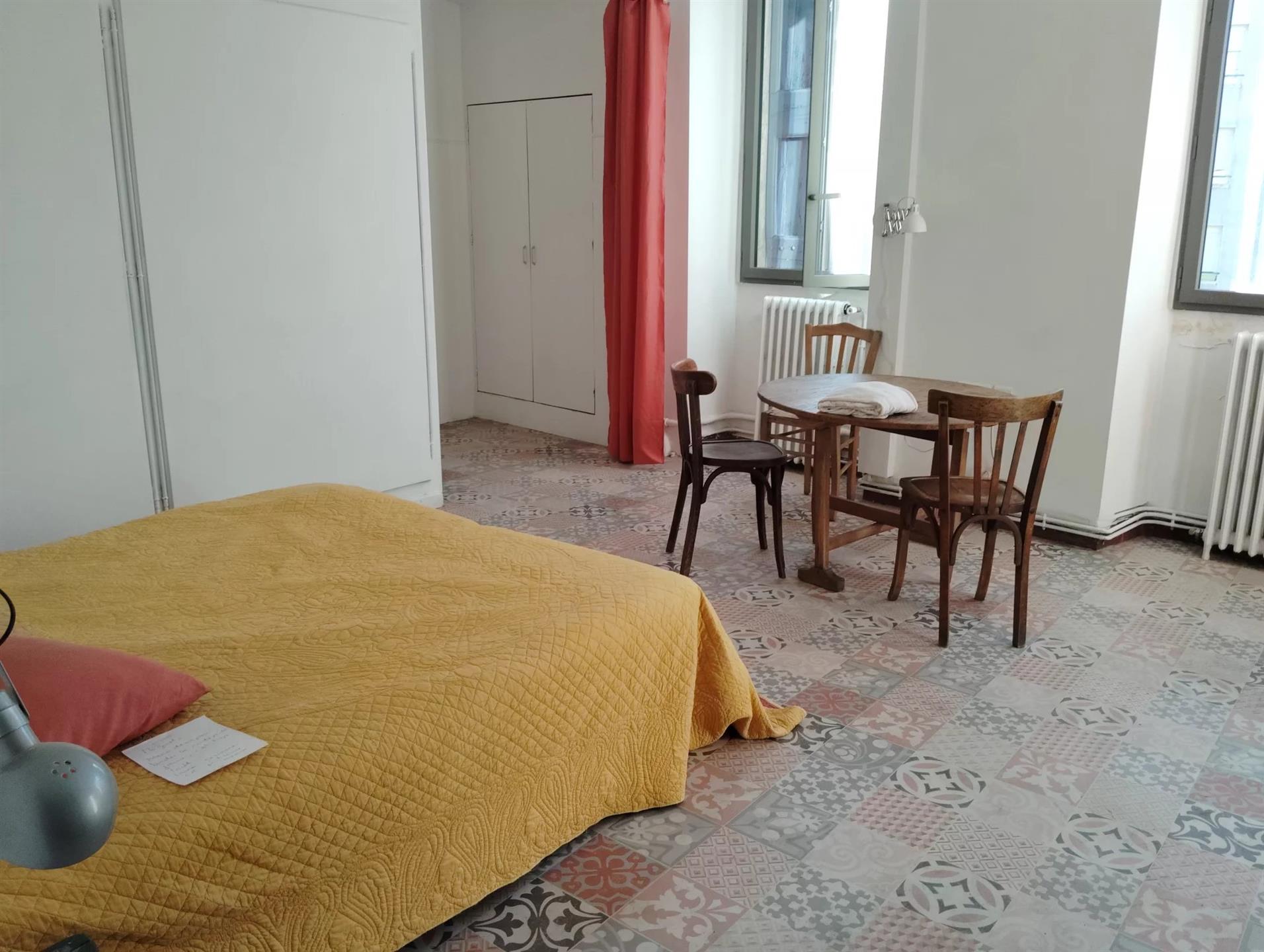 Maison multi espaces avec jardin