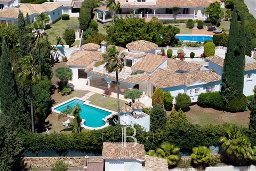 Magnífica Villa Andaluz Al Pie Del Golf En Estepona