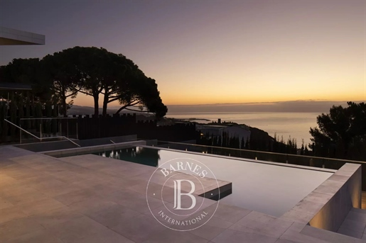 Belle villa de construction récente avec vue spectaculaire sur la mer à vendre à Caldes d'Estrac, Ba