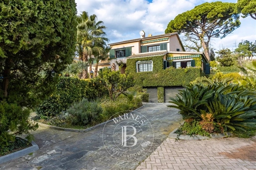 Spectacular villa with a garden of 6,500 m² and license for an urban development project, for sale i