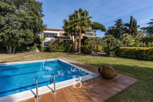 Spectacular villa with a garden of 6,500 m² and license for an urban development project, for sale i