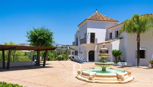 Suntuosa Villa Con Vistas Panorámicas Al Golf Y Las Montañas En Estepona