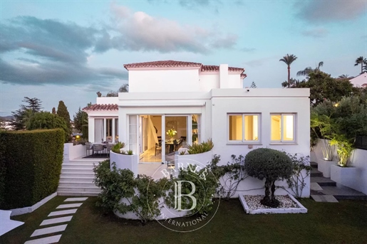 Superb Villa Ideally Located In Nueva Andalucía