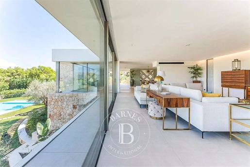 Newly built luxury villa in Santa Ponsa, orivacy and sophisticated interior design