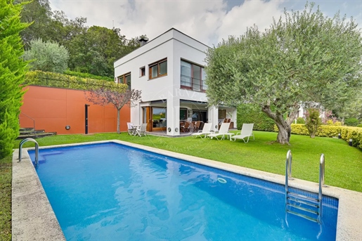 Exclusiva villa con impresionantes vistas al mar, a unos minutos a pie de la playa en Calella de Pal