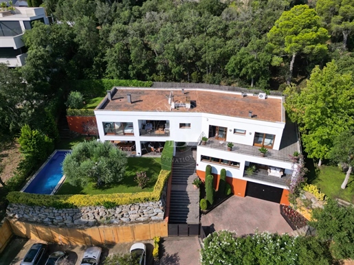 Exclusiva villa con impresionantes vistas al mar, a unos minutos a pie de la playa en Calella de Pal